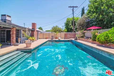 7421 Hatillo Ave, Winnetka, CA 91306