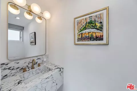 Bath - 710 4th Ave #1, Venice, CA 90291 photo 3 of 3