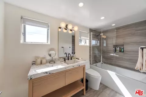 Bath - 710 4th Ave #1, Venice, CA 90291 photo 2 of 3