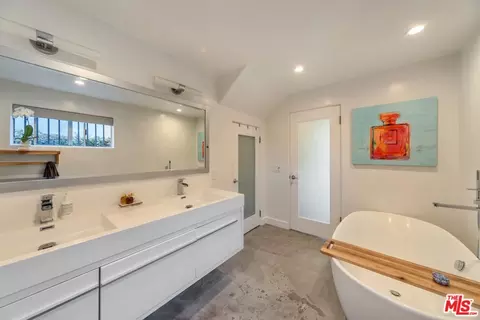 Bath - 710 4th Ave #1, Venice, CA 90291 photo 1 of 3
