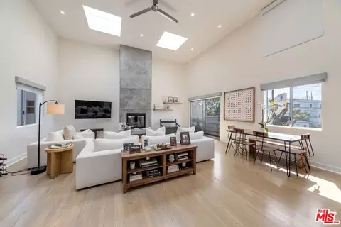 Living - 710 4th Ave #1, Venice, CA 90291 photo 1 of 3