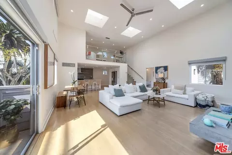 Living - 710 4th Ave #1, Venice, CA 90291 photo 3 of 3