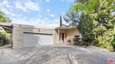 3921 Woodcliff Rd, Sherman Oaks, CA 91403