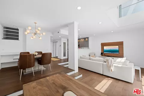 520 S Barrington Ave #108, Los Angeles, CA 90049