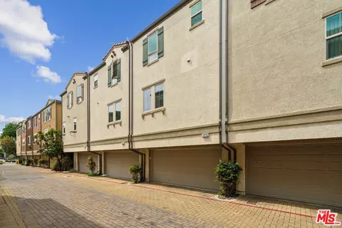 7215 N Chestnut Ln, Van Nuys, CA 91405