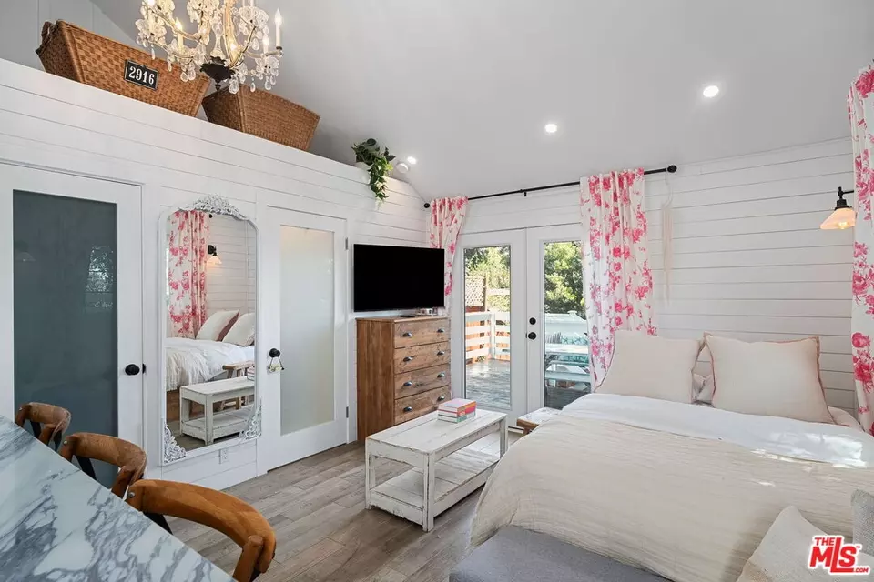 242 Bronwood Ave, Los Angeles, CA 90049 photo 43