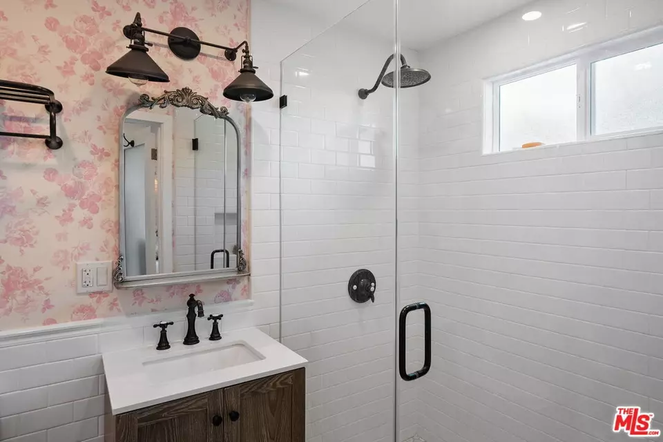  242 Bronwood Ave, Los Angeles, CA 90049 photo 48