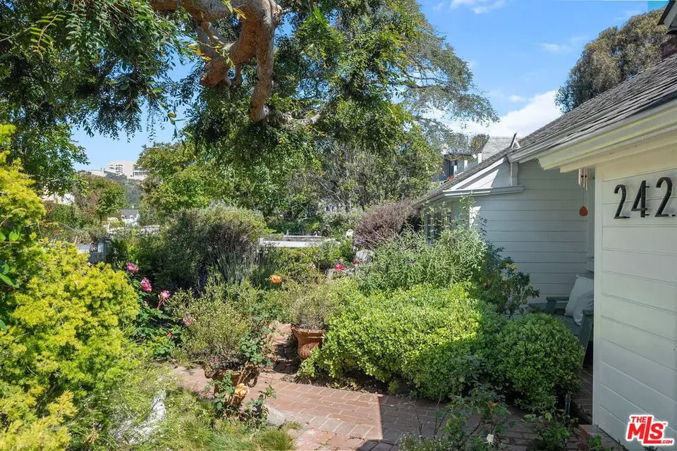 242 Bronwood Ave, Los Angeles, CA 90049 photo 5