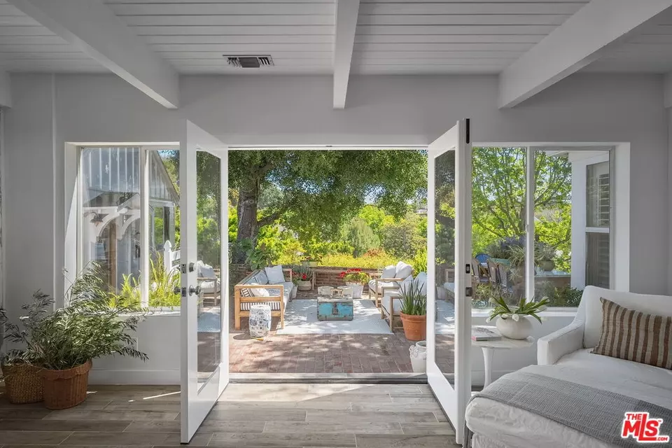  242 Bronwood Ave, Los Angeles, CA 90049 photo 23