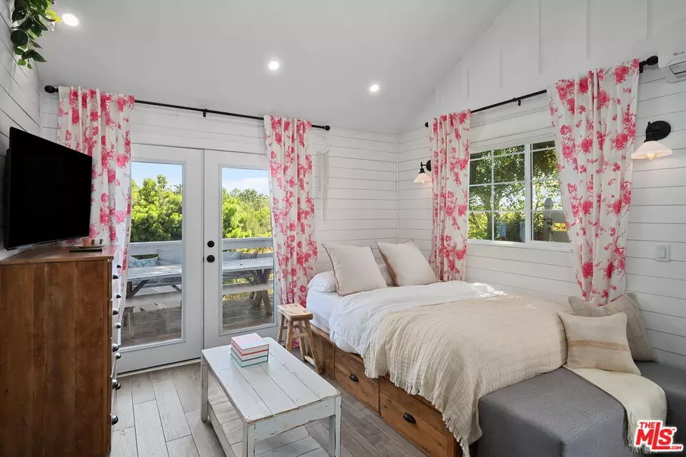  242 Bronwood Ave, Los Angeles, CA 90049 photo 44