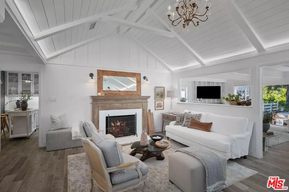  242 Bronwood Ave, Los Angeles, CA 90049 photo 18