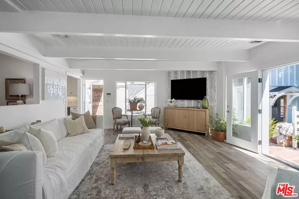  242 Bronwood Ave, Los Angeles, CA 90049 photo 21
