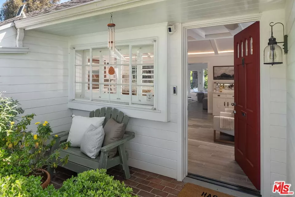  242 Bronwood Ave, Los Angeles, CA 90049 photo 6
