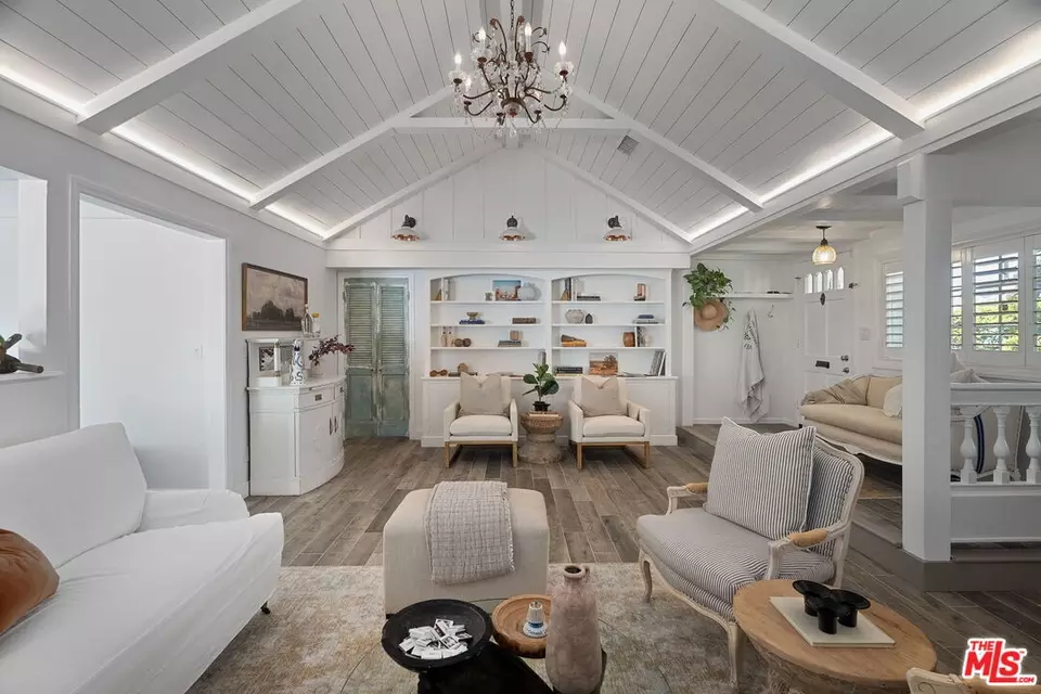  242 Bronwood Ave, Los Angeles, CA 90049 photo 14