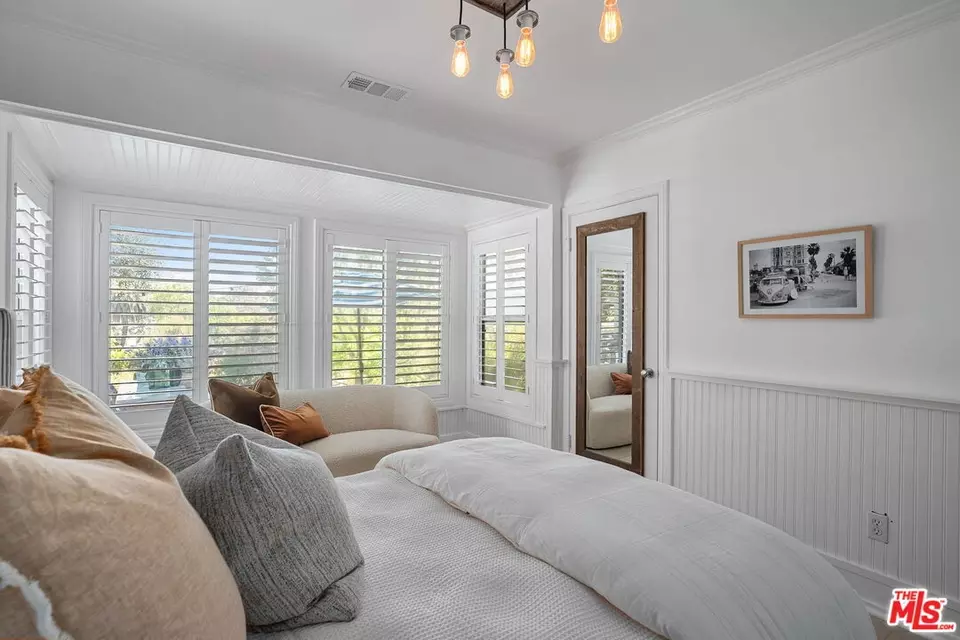  242 Bronwood Ave, Los Angeles, CA 90049 photo 40