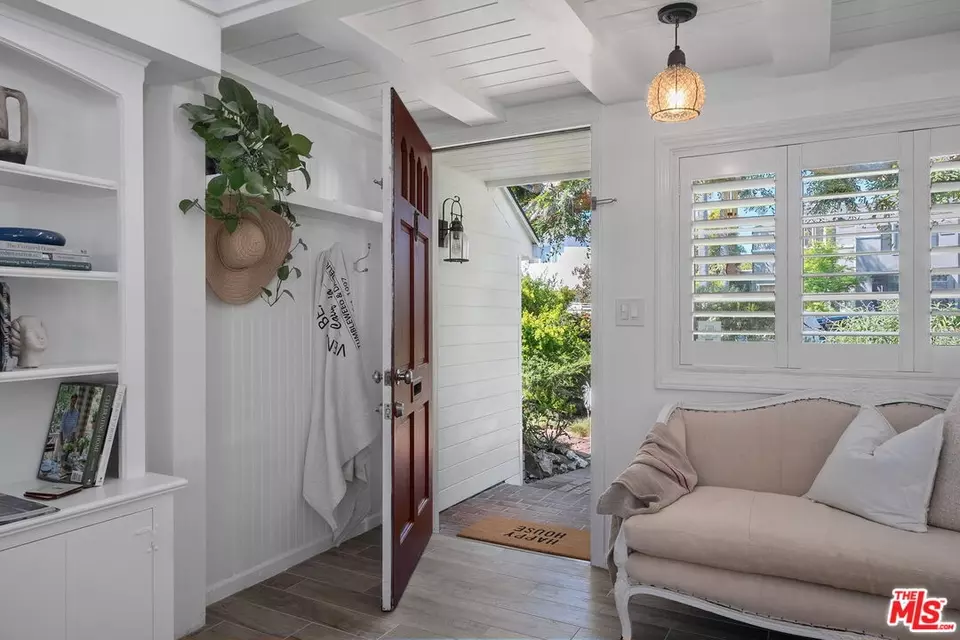  242 Bronwood Ave, Los Angeles, CA 90049 photo 8