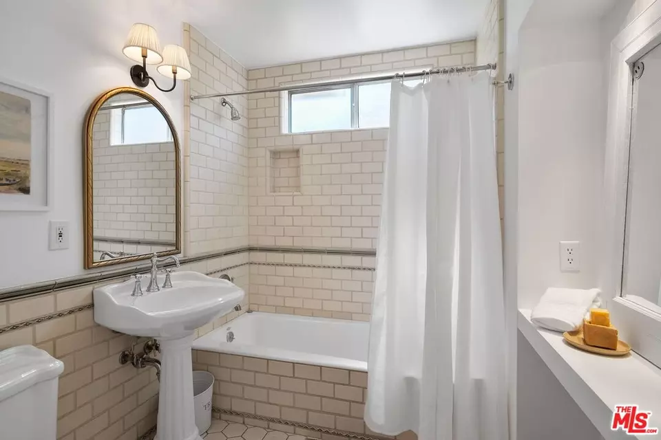  242 Bronwood Ave, Los Angeles, CA 90049 photo 34