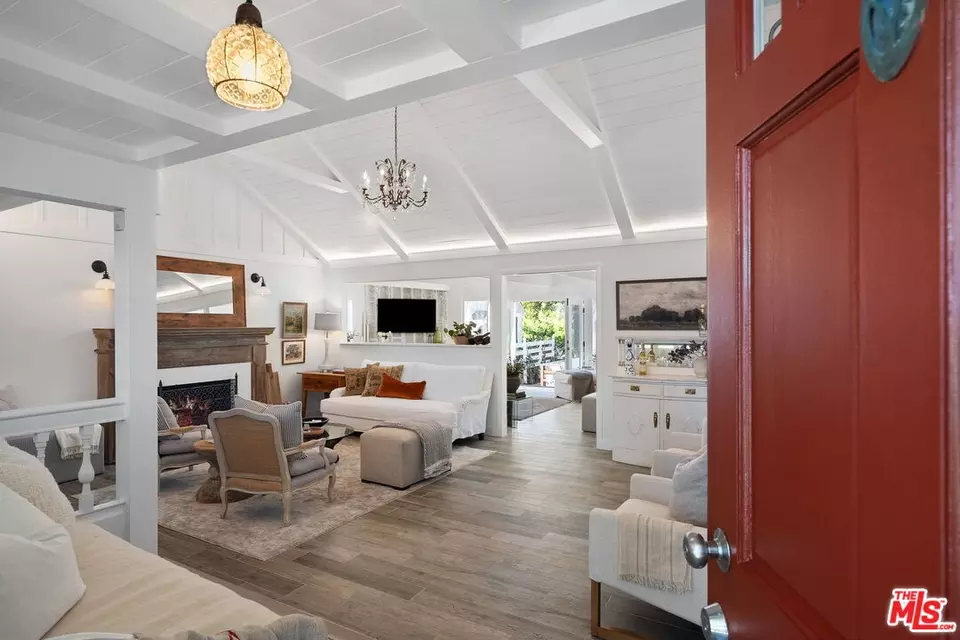  242 Bronwood Ave, Los Angeles, CA 90049 photo 7