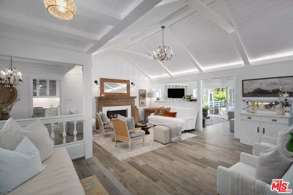  242 Bronwood Ave, Los Angeles, CA 90049 photo 9