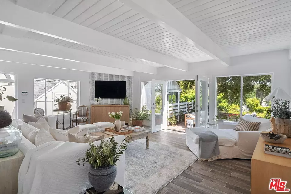  242 Bronwood Ave, Los Angeles, CA 90049 photo 20