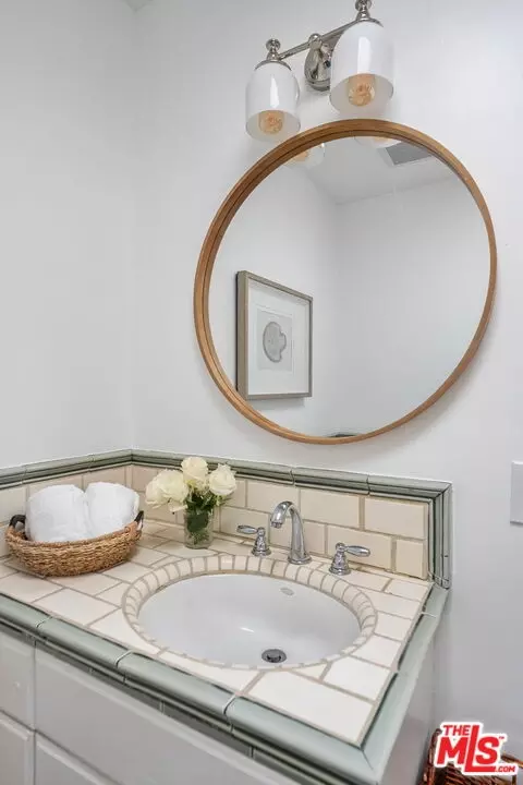  242 Bronwood Ave, Los Angeles, CA 90049 photo 35