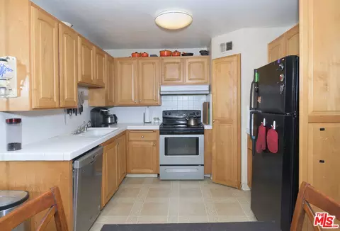 18547 Collins St #B3, Tarzana, CA 91356