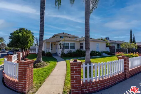 17900 Vanowen St, Reseda, CA 91335