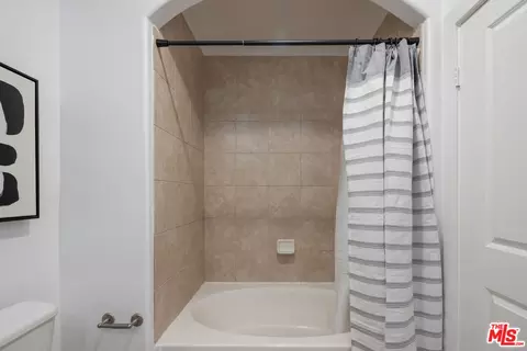 Bath - 840 E Green St #307, Pasadena, CA 91101 photo 2 of 2