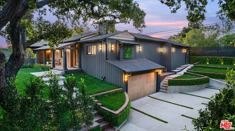 655 Woodbury Rd, Glendale, CA 91206