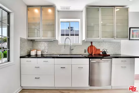 10748 Aqua Vista St, Studio City, CA 91602 photo 8