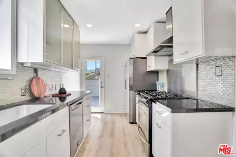 10748 Aqua Vista St, Studio City, CA 91602 photo 9