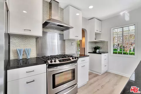 10748 Aqua Vista St, Studio City, CA 91602 photo 11