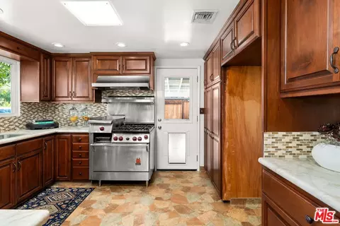 Kitchen - 11080 Plainview Ave, Tujunga, CA 91042 photo 3 of 5