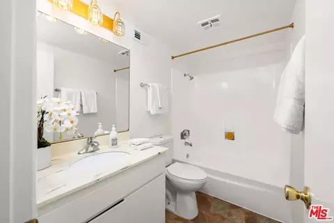 Bath - 11080 Plainview Ave, Tujunga, CA 91042 photo 2 of 2