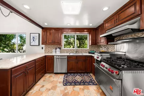 Kitchen - 11080 Plainview Ave, Tujunga, CA 91042 photo 4 of 5