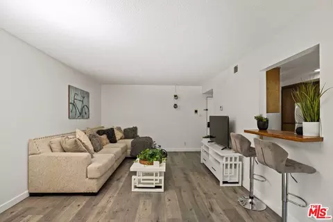 5310 Circle Dr #108, Sherman Oaks, CA 91401