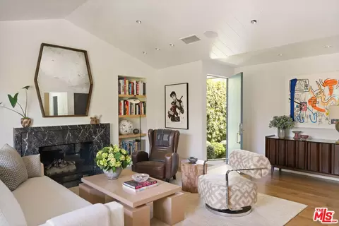 Living - 935 Sunset Ave, Venice, CA 90291 photo 1 of 2