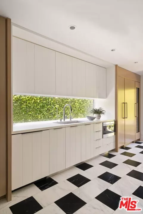 Kitchen - 935 Sunset Ave, Venice, CA 90291 photo 2 of 3