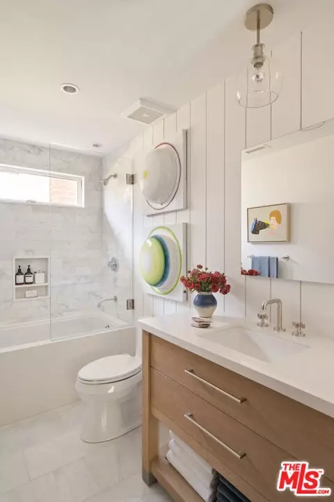 Bath - 935 Sunset Ave, Venice, CA 90291 photo 2 of 2