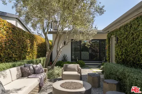 Exterior - 935 Sunset Ave, Venice, CA 90291 photo 5 of 7