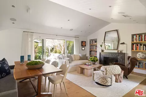 Living - 935 Sunset Ave, Venice, CA 90291 photo 2 of 2