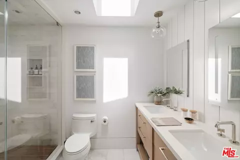 Bath - 935 Sunset Ave, Venice, CA 90291 photo 1 of 2
