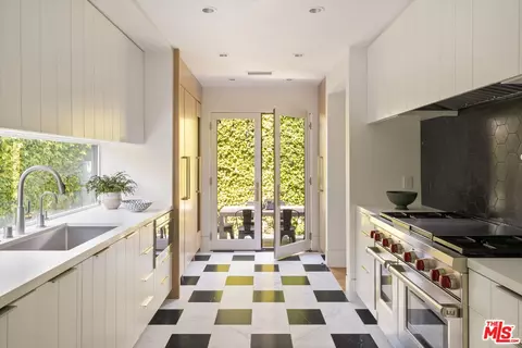 935 Sunset Ave, Venice, CA 90291