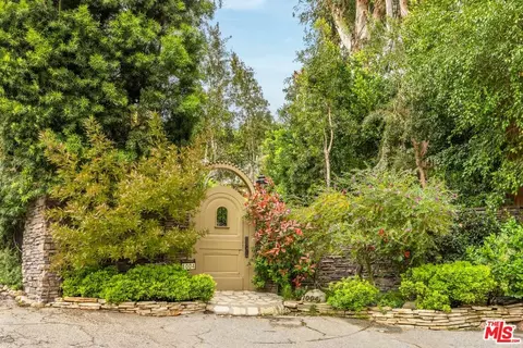 1004 N Bundy Dr, Los Angeles, CA 90049