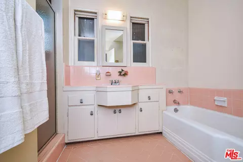 Bath - 13149 Margate St, Sherman Oaks, CA 91401 photo 2 of 3