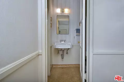 Bath - 13149 Margate St, Sherman Oaks, CA 91401 photo 1 of 3