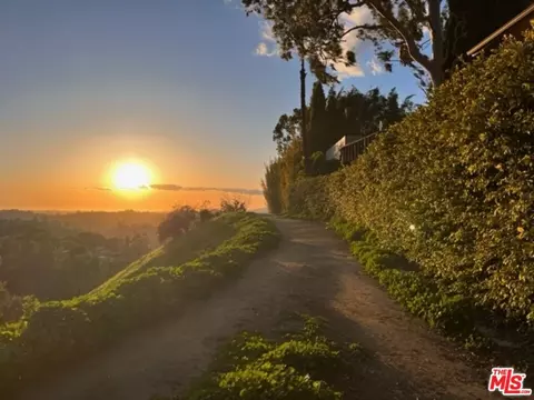 516 N Rustic Dr, Los Angeles, CA 90065