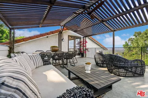 Exterior - 11630 Amanda Dr, Studio City, CA 91604 photo 2 of 17