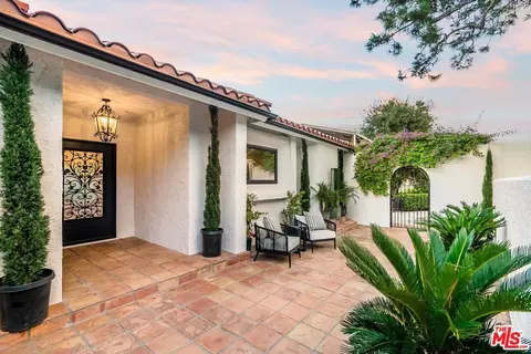 Exterior - 11630 Amanda Dr, Studio City, CA 91604 photo 14 of 17