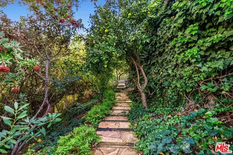 Exterior - 11630 Amanda Dr, Studio City, CA 91604 photo 10 of 17